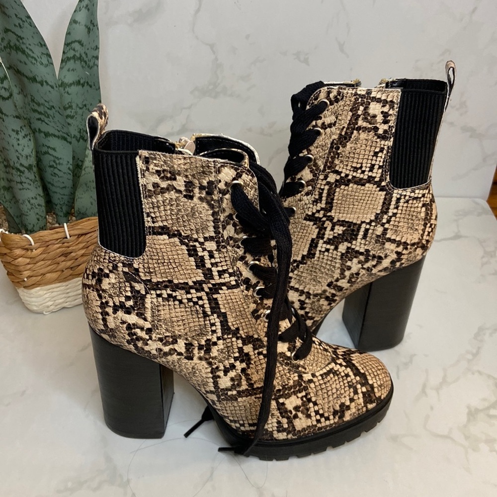 New Steve Madden Latch Block Heel Bootie Black Tan Snake Print size 8.5 Moto